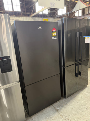 Factory second Electrolux 496L Ultimate Taste 500 Bottom Mount Refrigerator Matte Black EBE5002BD-R - Second Hand Appliances Geebung